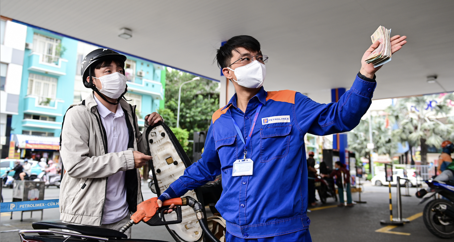 Giá xăng E10 đồng loạt giảm từ 15h hôm nay, có loại hạ còn 22.060 đồng/lít