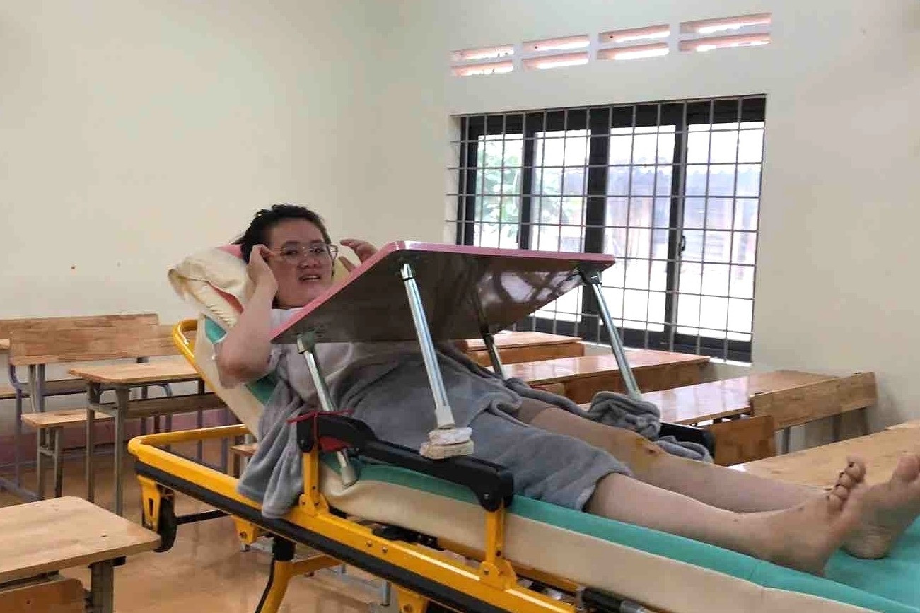 Nữ sinh gãy xương chậu nằm trên băng ca làm bài thi tốt nghiệp THPT