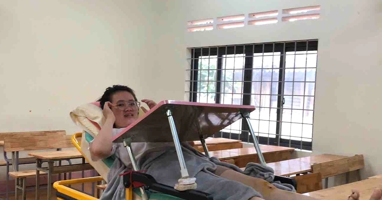 Nữ sinh gãy xương chậu nằm trên băng ca làm bài thi tốt nghiệp THPT