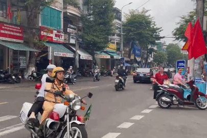 Thí sinh vắng mặt ở điểm thi tốt nghiệp THPT, CSGT tức tốc đến tận nhà đánh thức