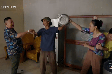 'Phía bên kia thành phố' tập 11: Mẹ Khuê bị ông ngoại bán đứng lấy tiền đánh bạc