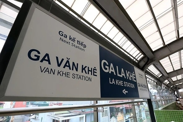 Rơi mảng vữa từ nhà ga metro Cát Linh - Hà Đông, xe buýt vỡ kính