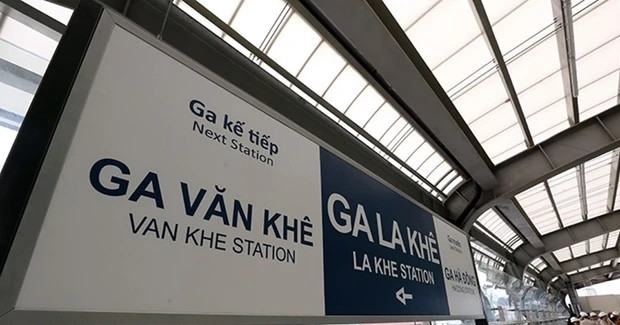 Rơi mảng vữa từ nhà ga metro Cát Linh - Hà Đông, xe buýt vỡ kính