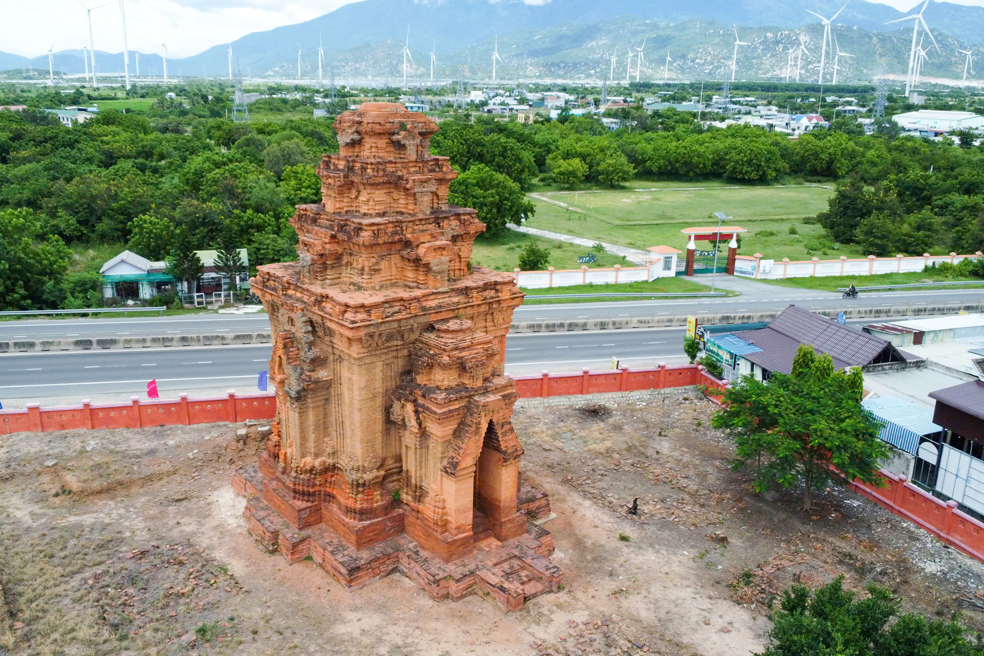 Tháp Chăm cổ Hòa Lai, công trình có niên đại hơn 1.000 năm.