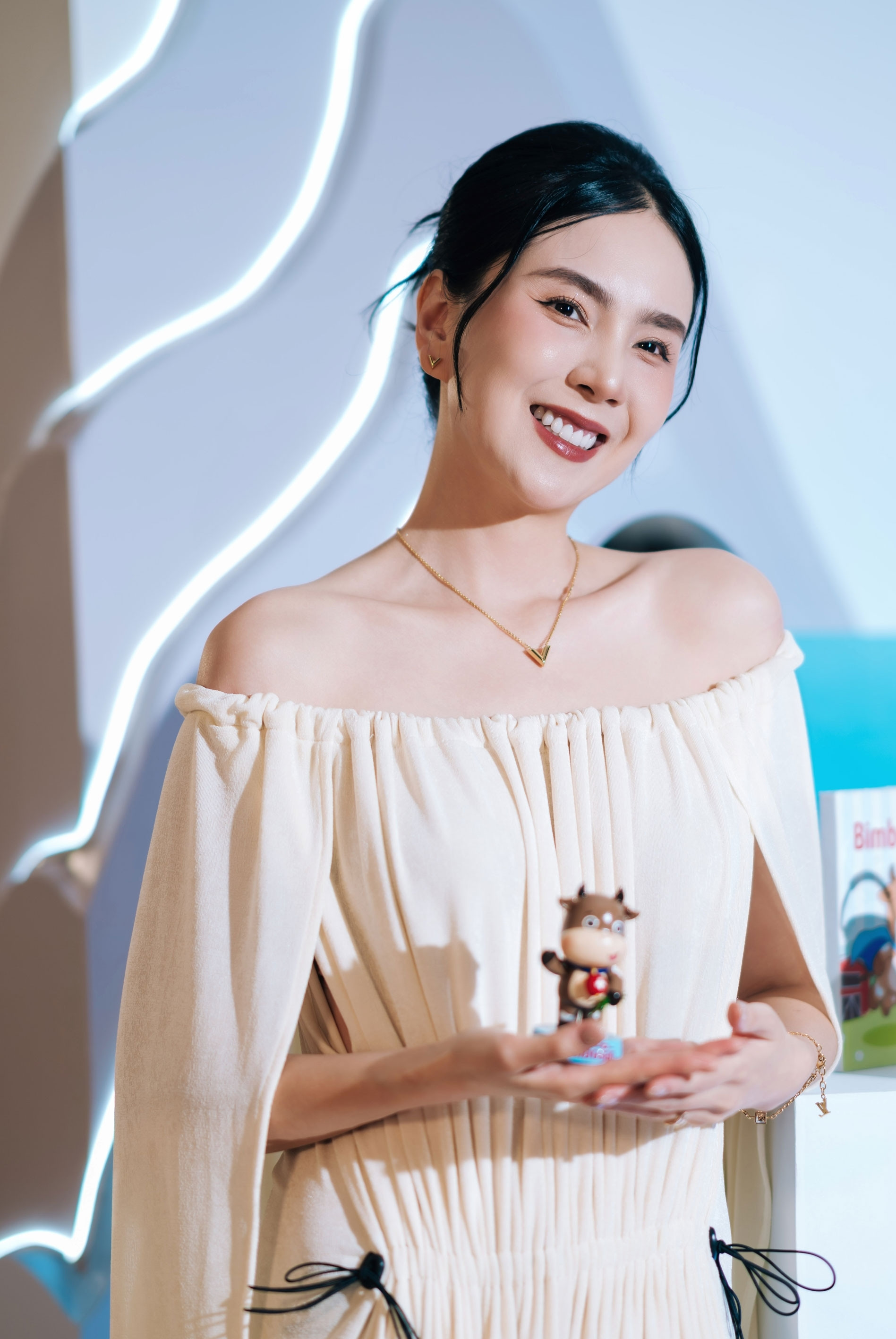 https://static-images.vnncdn.net/vps_images_publish/000001/000003/2026/6/11/the-gioi-khac-cua-mc-mai-ngoc-khi-vang-bong-tren-song-vtv-1313.jpg
