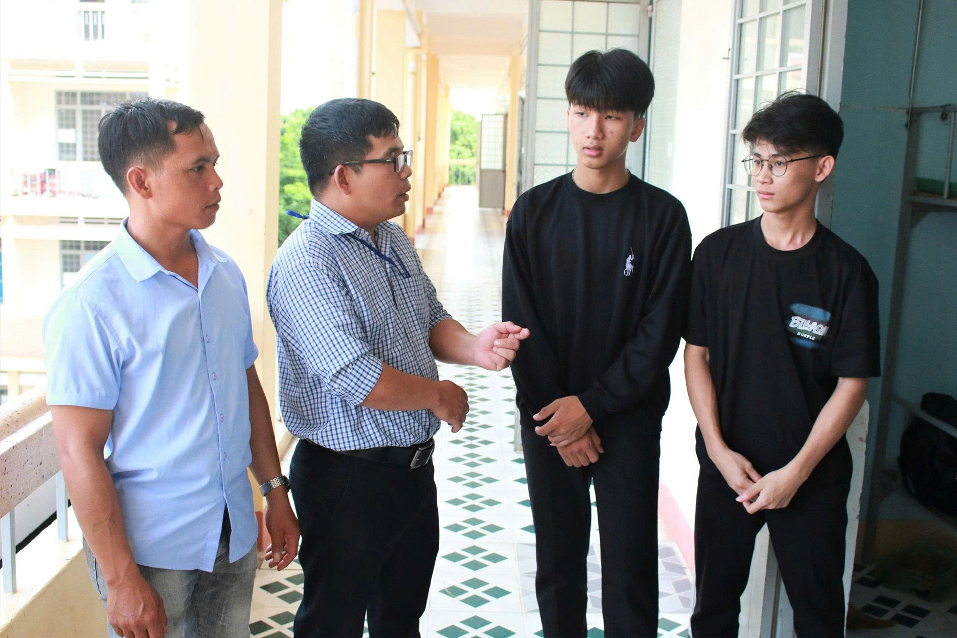 Thi tốt nghiệp THPT: 'Chúng tôi đi cùng các em, chăm sóc như con mình'