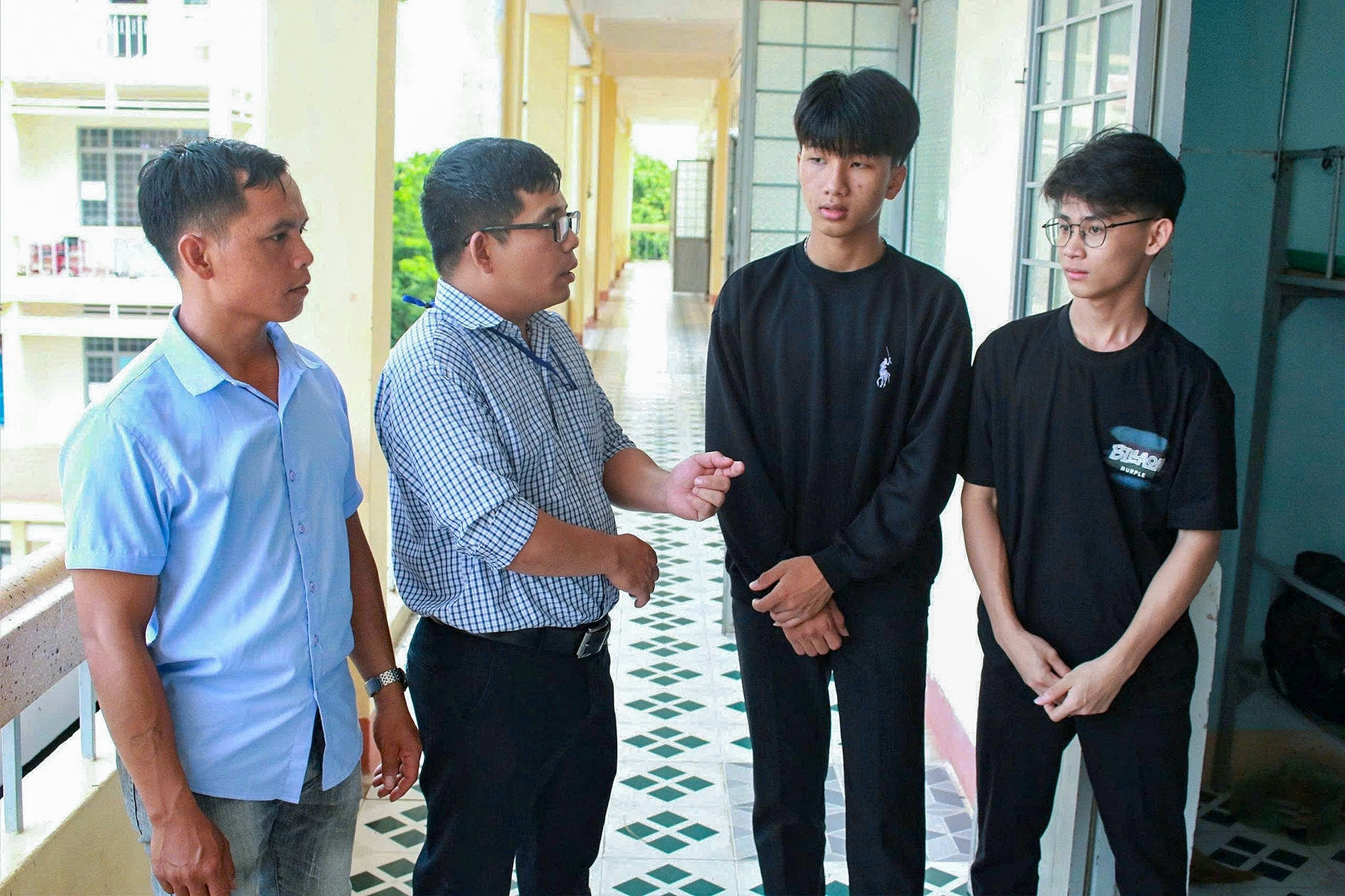 Thi tốt nghiệp THPT: 'Chúng tôi đi cùng các em, chăm sóc như con mình'