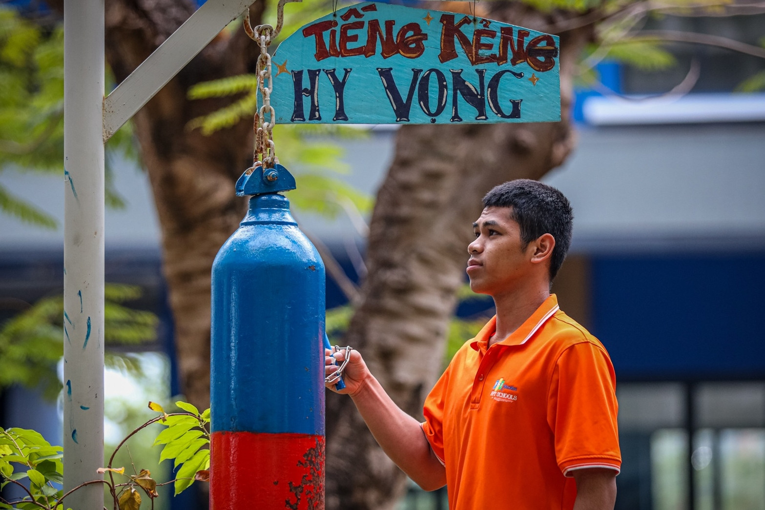Tiếng kẻng đặc biệt và hành trình đến kỳ thi tốt nghiệp THPT của nam sinh Hrê