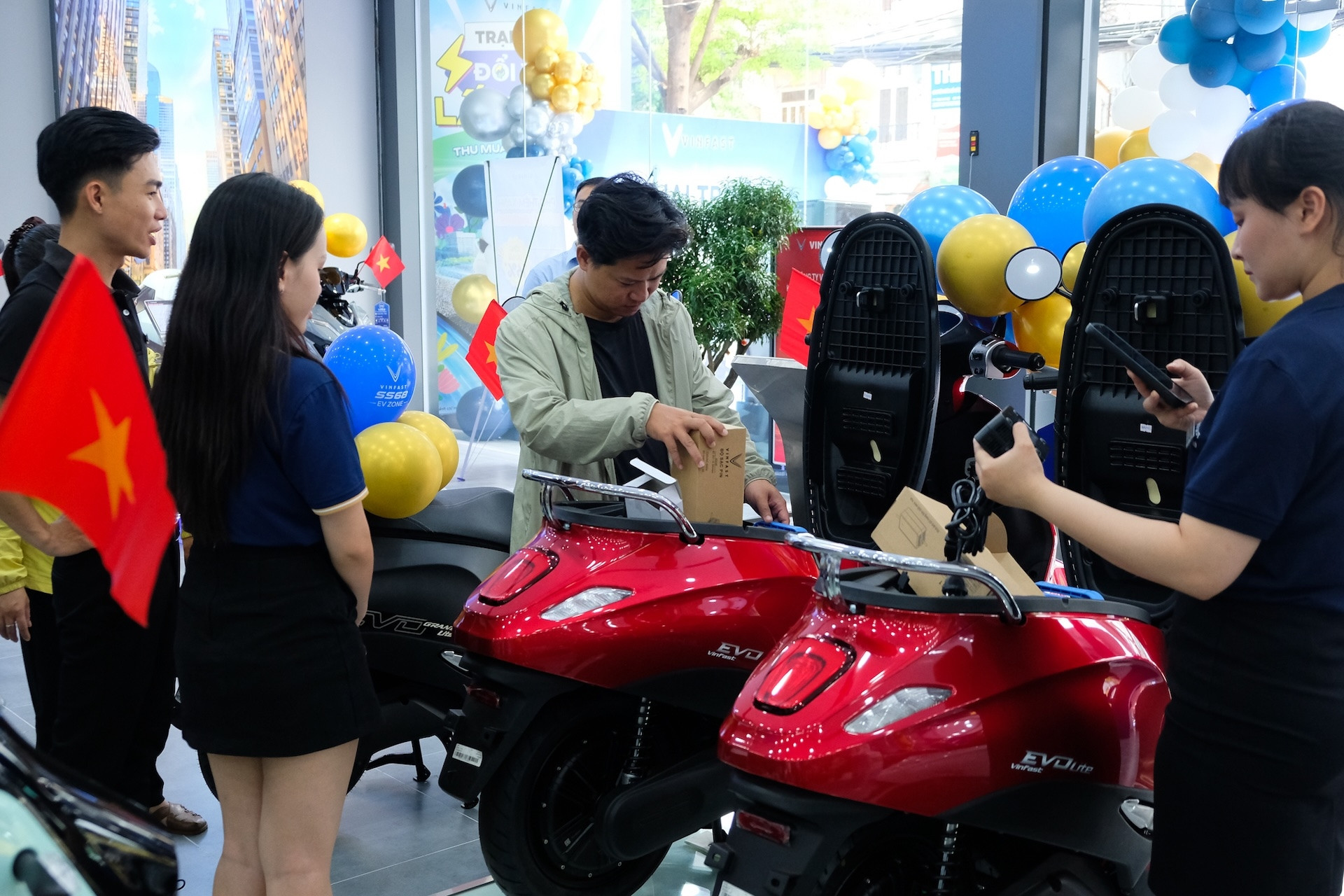 VinFast đồng loạt khai trương 66 đại lý xe máy điện