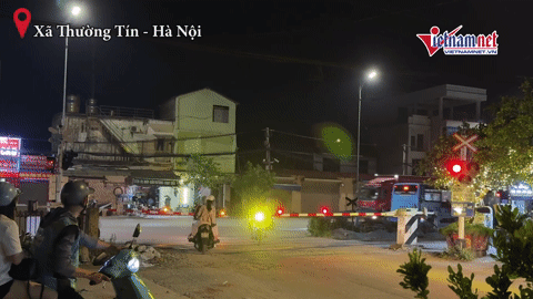 Hình ảnh nhiều tài xế ở Hà Nội liều mình vượt rào chắn, 'chạy đua' với tàu hỏa