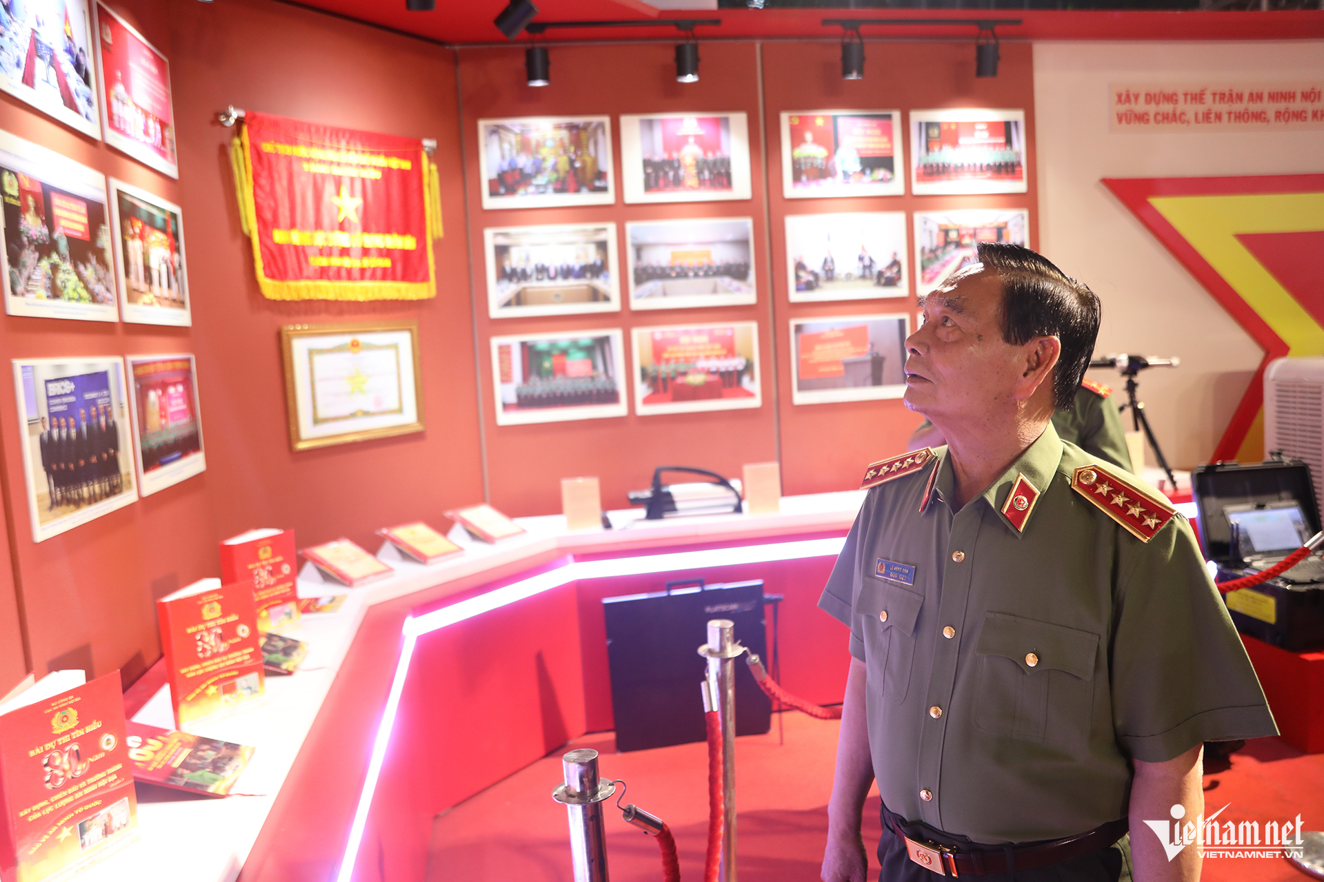W-khai mạc 004.png