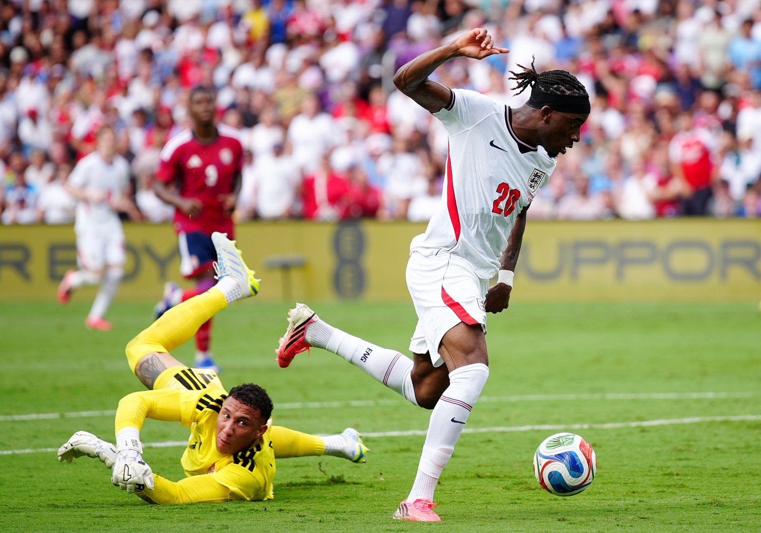 www_thesun_co_uk goes around costa rica goalkeeper 1087473535.jpg