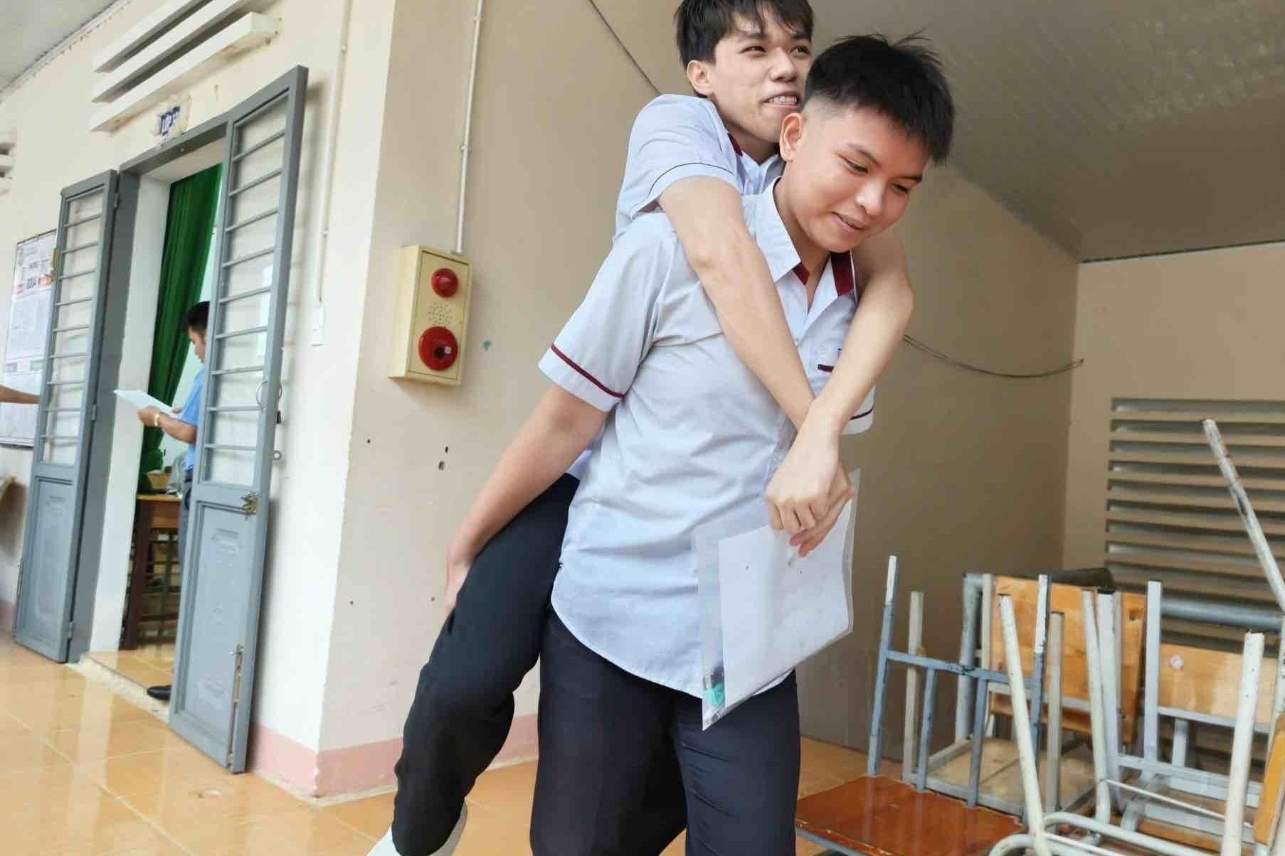 Xúc động hình ảnh nam sinh cõng bạn gãy chân vào phòng thi tốt nghiệp THPT