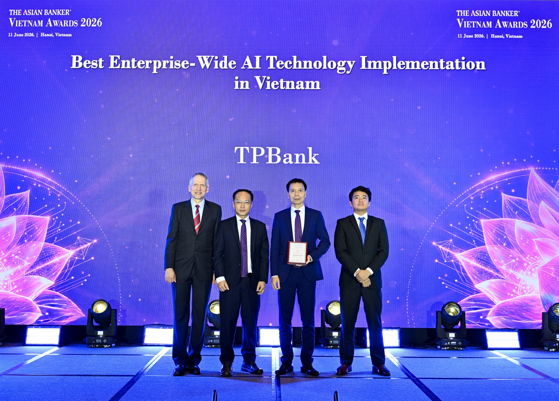1.Doanh nghiệp triển khai AI toàn diện nhất Việt Nam (Best Enterprise Wide AI Technology Implementation in Vietnam).jpg