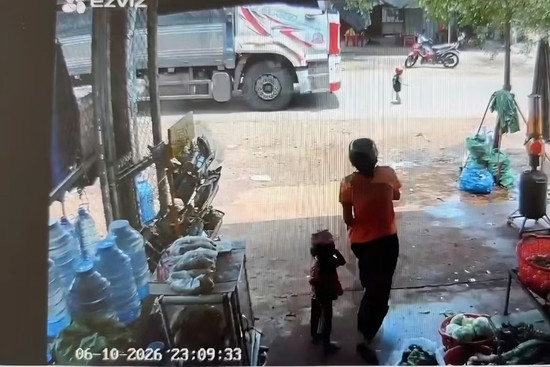 Bản tin chiều 11/6: Bé trai 3 tuổi băng qua đường, bị xe tải tông tử vong