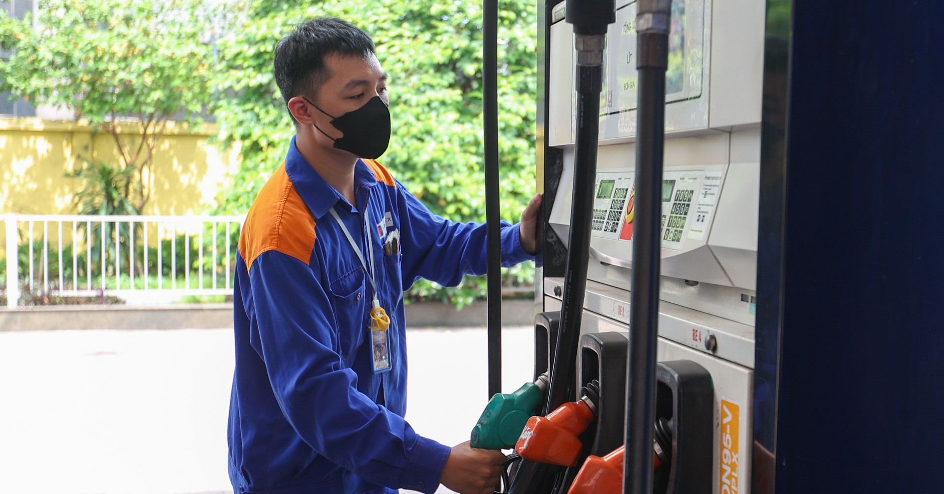 Giá xăng dầu hôm nay 12/6: Dầu thế giới đi xuống, trong nước đồng loạt giảm