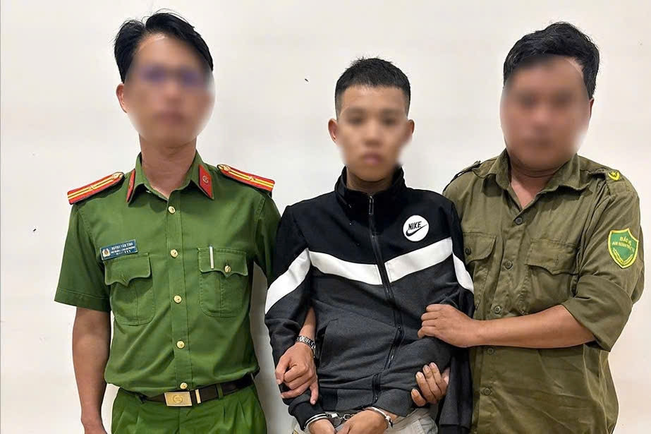 Bắt giữ thanh niên dùng xăng, kiếm tấn công cha ruột và công an