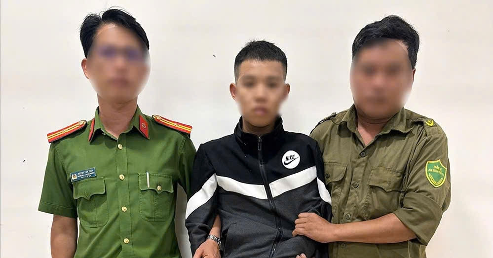 Bắt thanh niên dùng xăng, kiếm tấn công cha ruột và công an