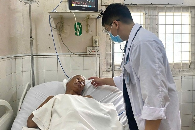 Bệnh tật ập đến bất ngờ, gia đình nhặt ve chai bất lực trước chi phí điều trị