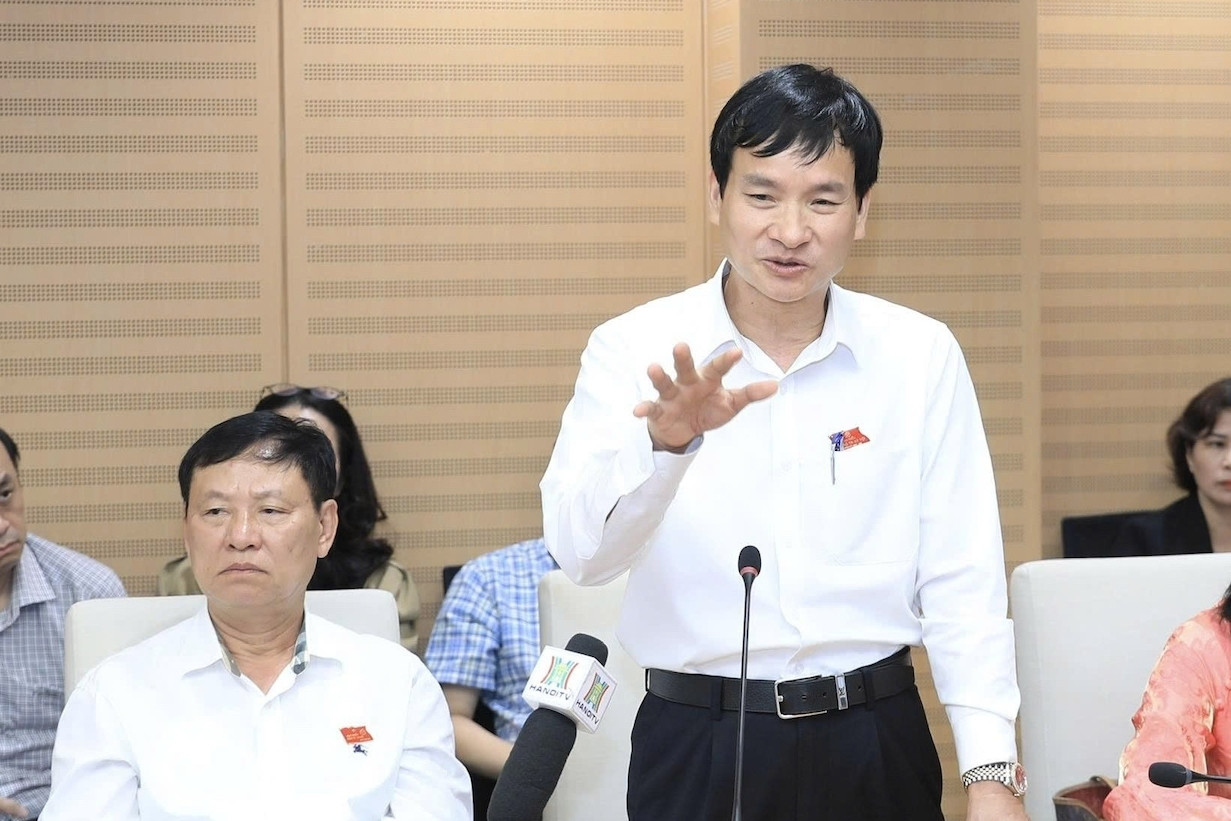 Bí thư xã ở Hà Nội nói chuyện trang bị xe đạp cho trưởng thôn đi thăm hỏi người dân