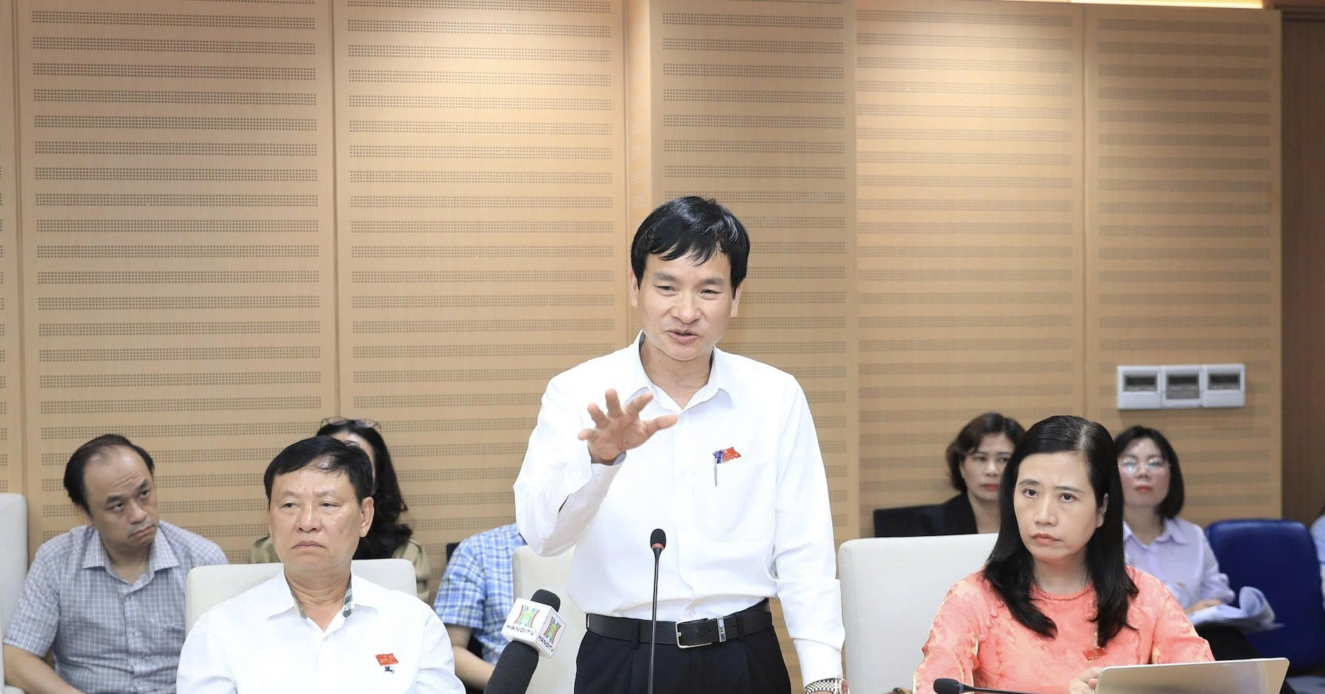 Bí thư xã ở Hà Nội nói chuyện trang bị xe đạp cho trưởng thôn đi thăm hỏi người dân