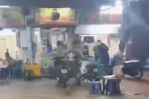 Công an xác minh clip nam thanh niên cầm điếu cày đánh người tới tấp ở Hà Nội