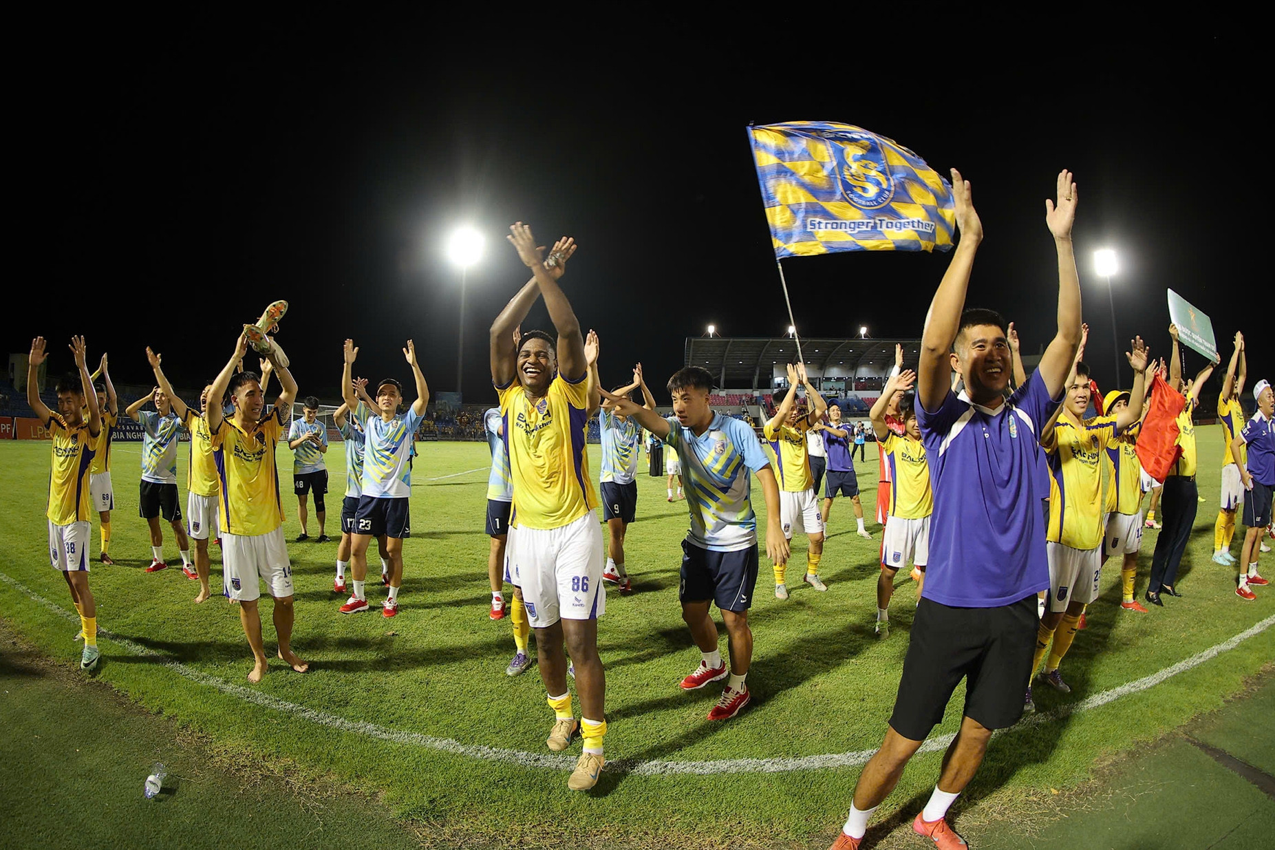 Đội bóng của HLV Park Hang Seo vỡ òa ngày lên chơi V-League