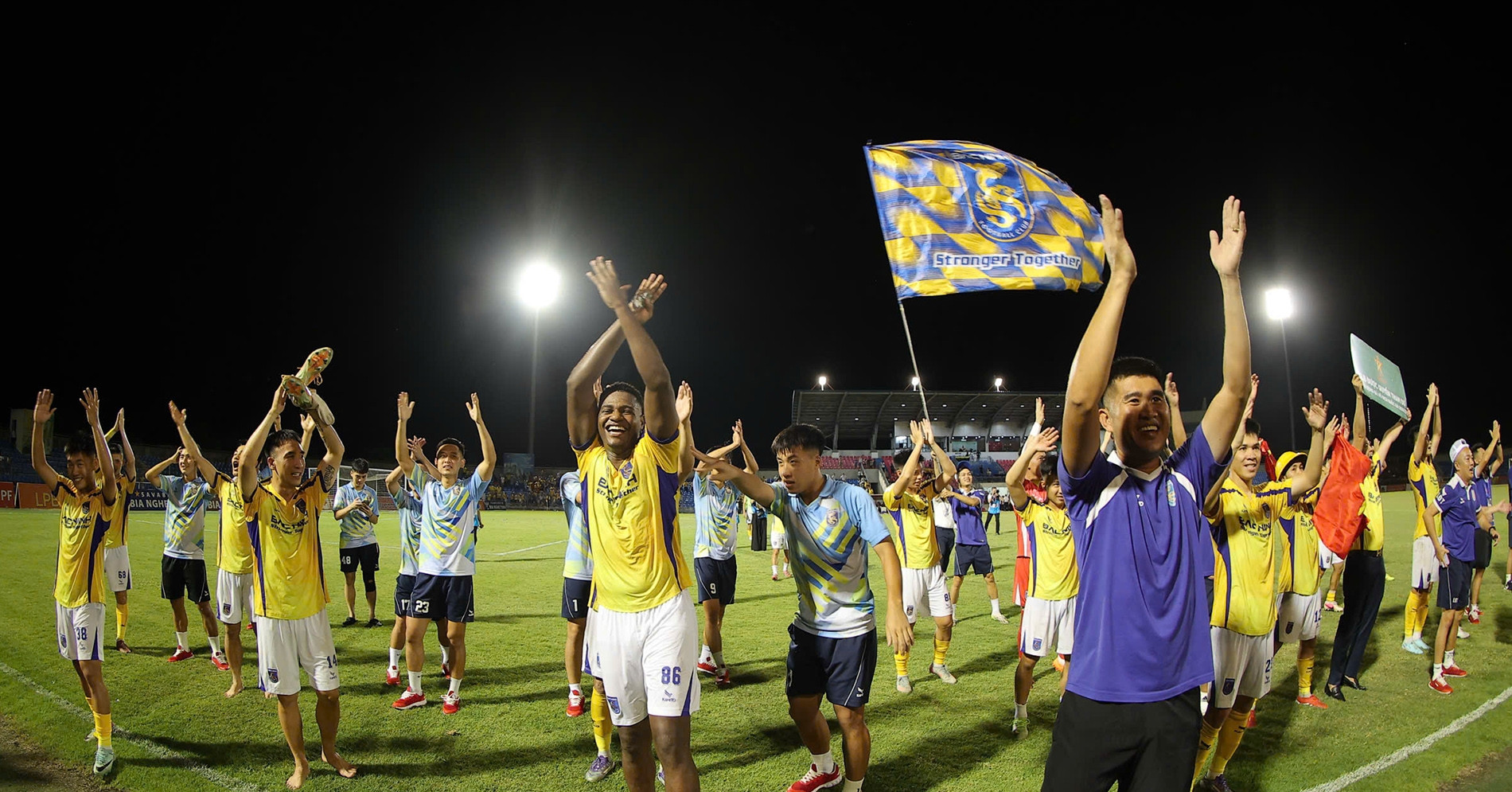 Đội bóng của HLV Park Hang Seo vỡ òa ngày lên chơi V-League