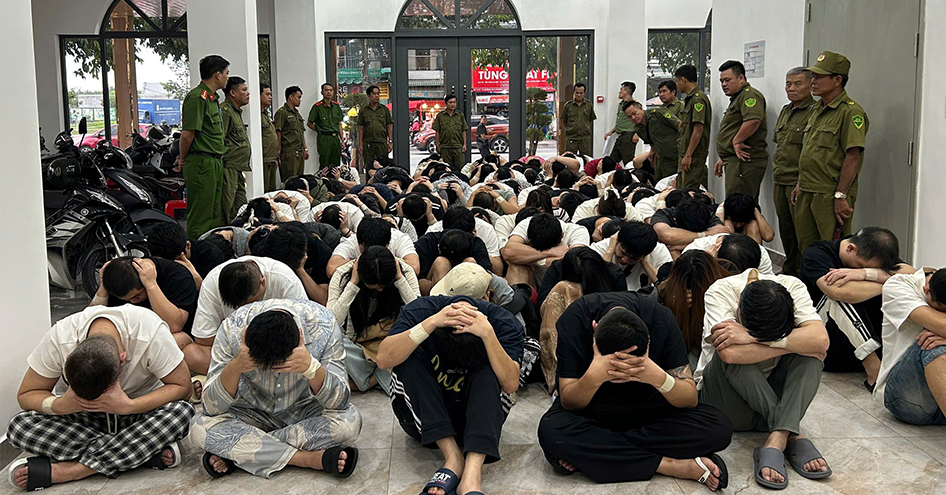 Đột kích ‘đại bản doanh’ lừa đảo mạng của 83 người nước ngoài ở TPHCM