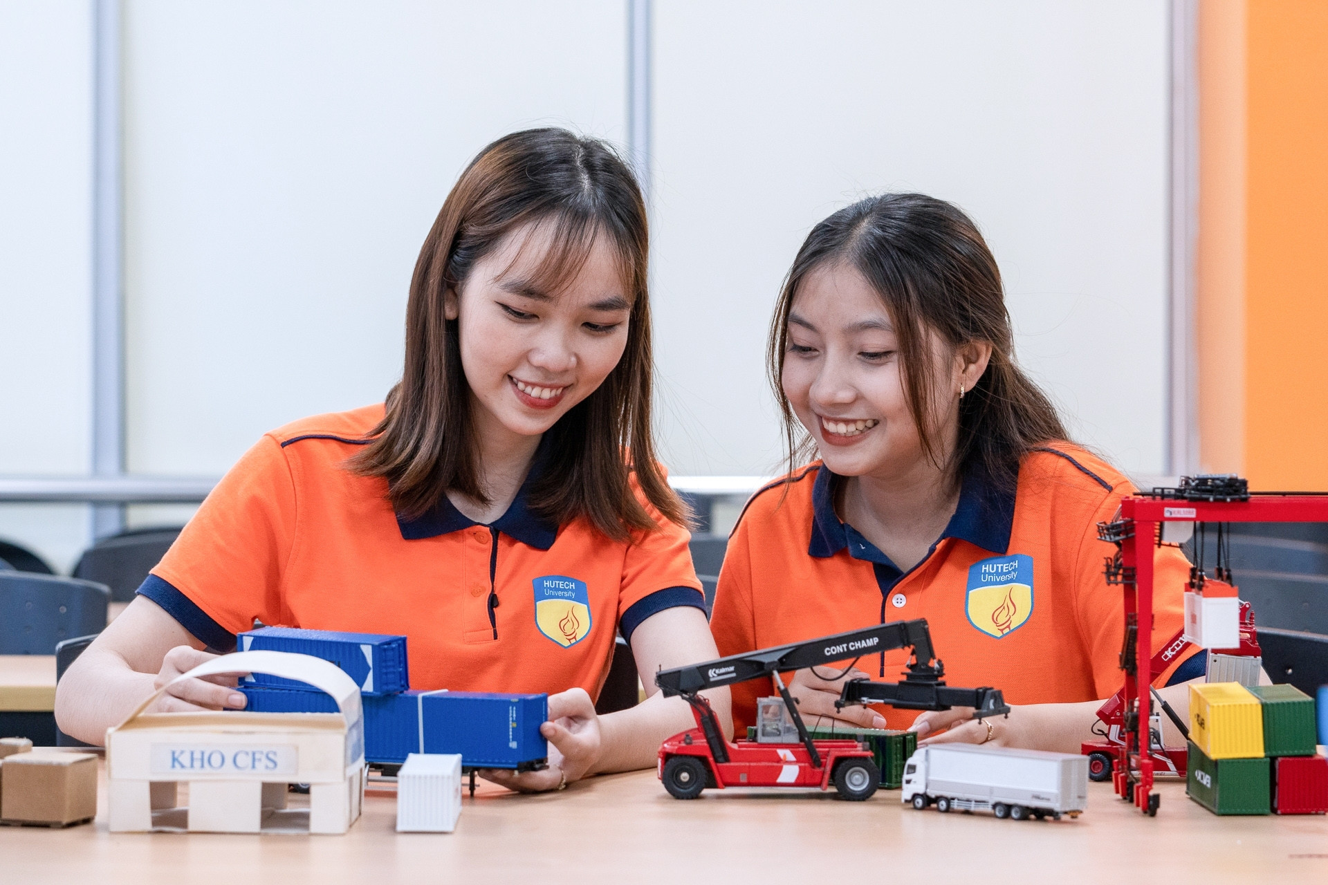 Logistics HUTECH: Việc làm cho Gen Z, từ đơn hàng online đến cảng biển quốc tế
