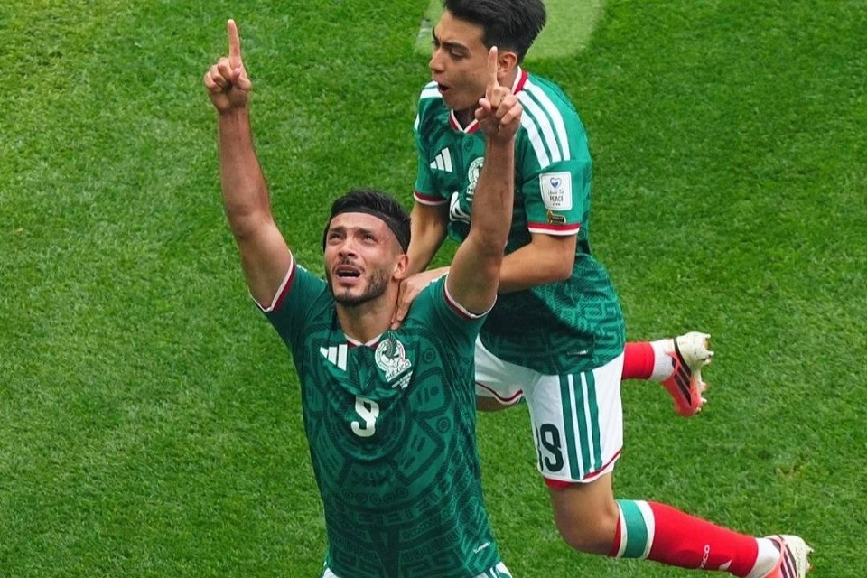 Mexico 2-0 Nam Phi: 3 thẻ đỏ và nước mắt xúc động của Raul Jimenez