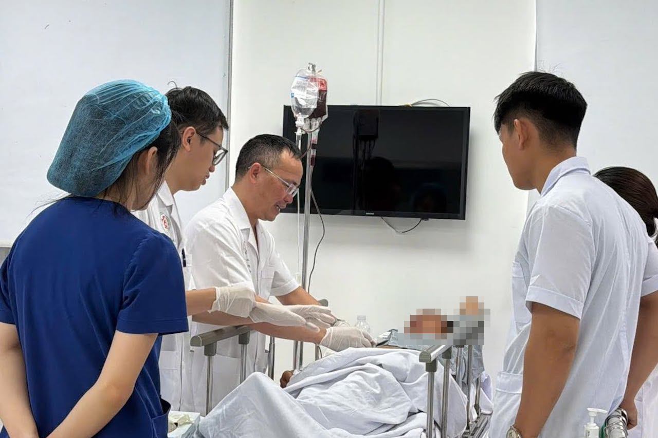 Ngã vào cọc gỗ, người đàn ông 48 tuổi gặp biến chứng hiếm kéo dài 7 ngày