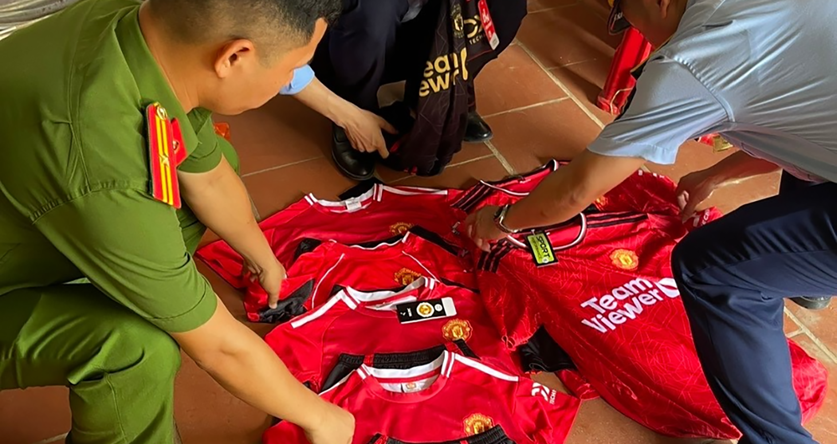 Người phụ nữ bị xử phạt vì bày bán 7 bộ quần áo giả nhãn hiệu Manchester United