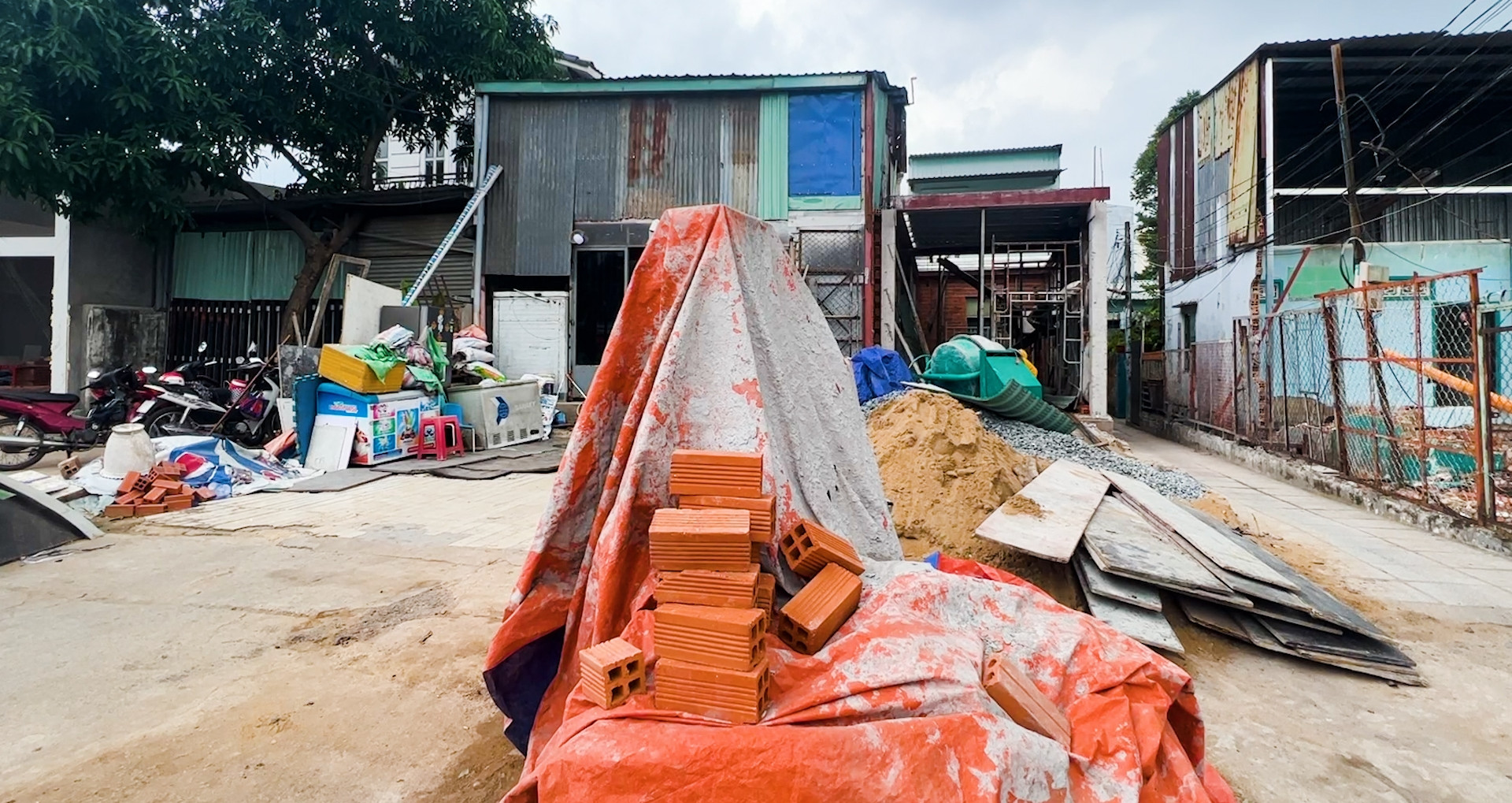 Nhiều hộ dân tháo dỡ nhà bàn giao mặt bằng, gỡ nút thắt đường dẫn vào cao tốc