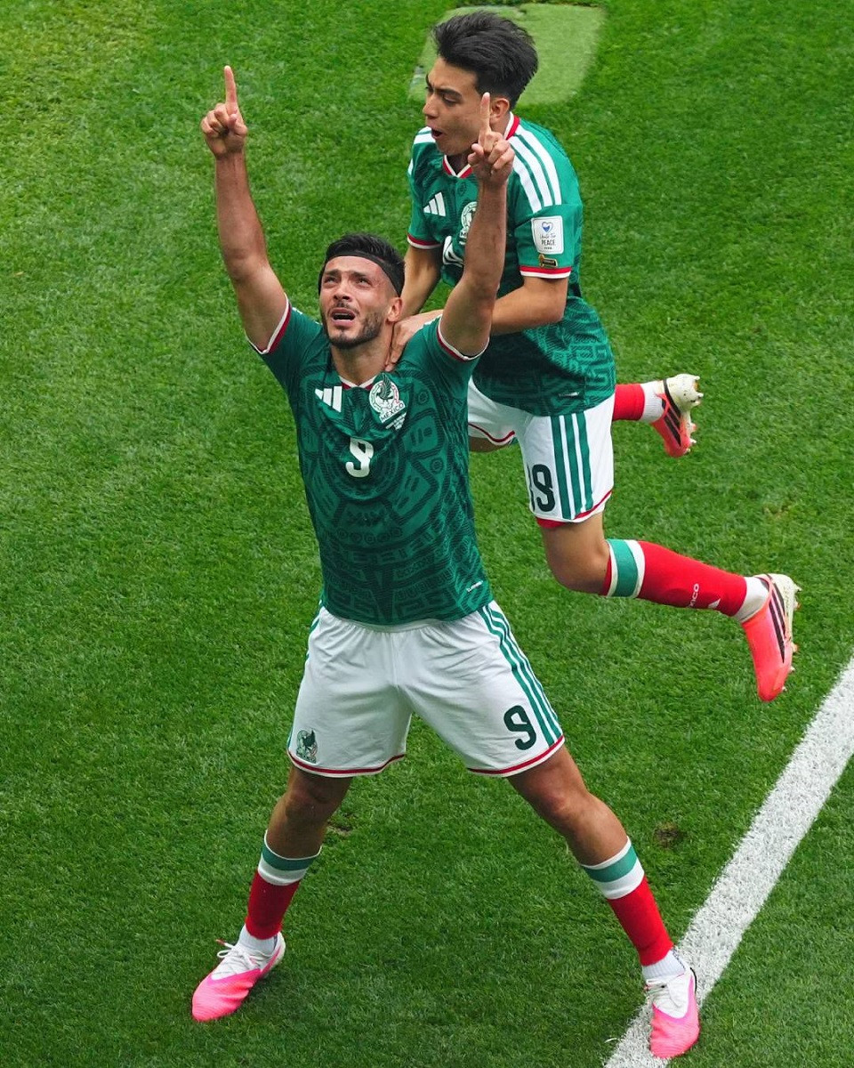 Raul Jimenez Seleccion nacional.jpg
