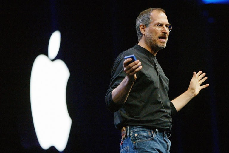 Steve Jobs bán xe hơi để mua máy tính, 2 năm sau trở thành triệu phú