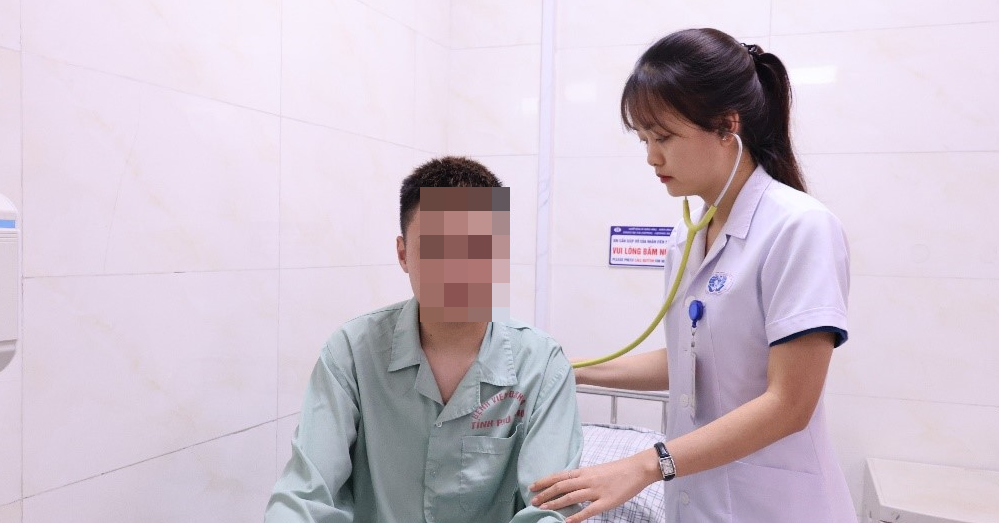 Từ dấu hiệu trên da, chàng trai 21 tuổi phát hiện suy thận
