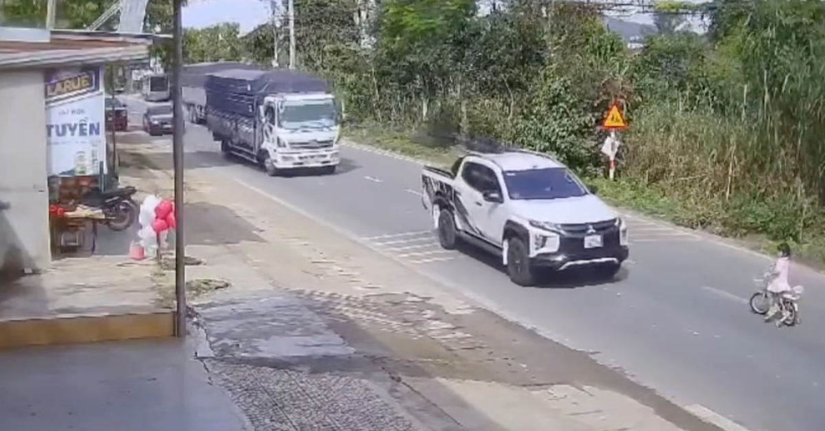 Thót tim cảnh bé gái đạp xe lao ra đường, cả dòng xe phanh gấp tránh tai nạn