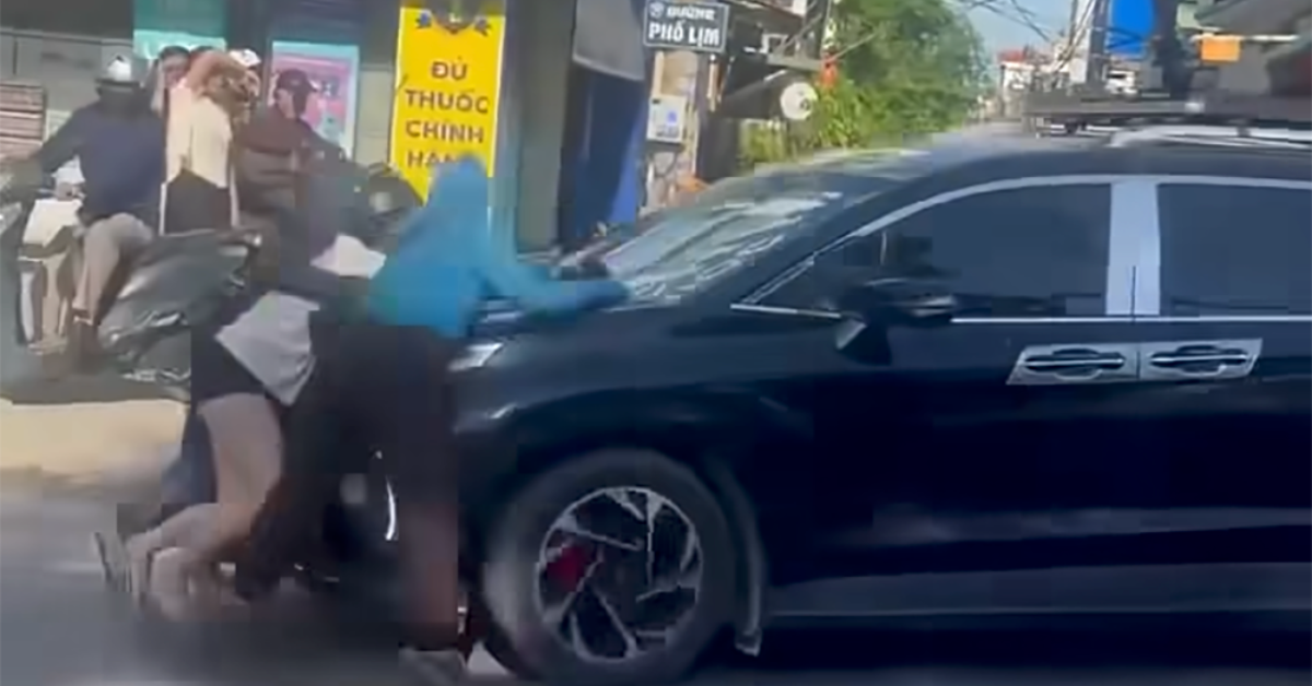 Công an xác minh clip ba người phụ nữ bám trên nắp capo ô tô đang chạy ở Hà Nội