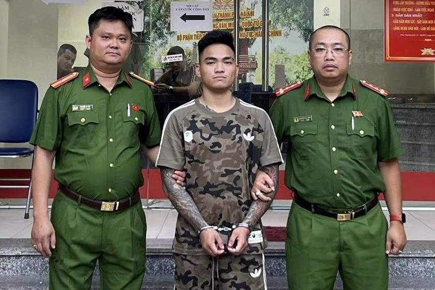 Bắt giữ thanh niên ‘xăm trổ’ vác điếu cày đánh người trên phố ở Hà Nội