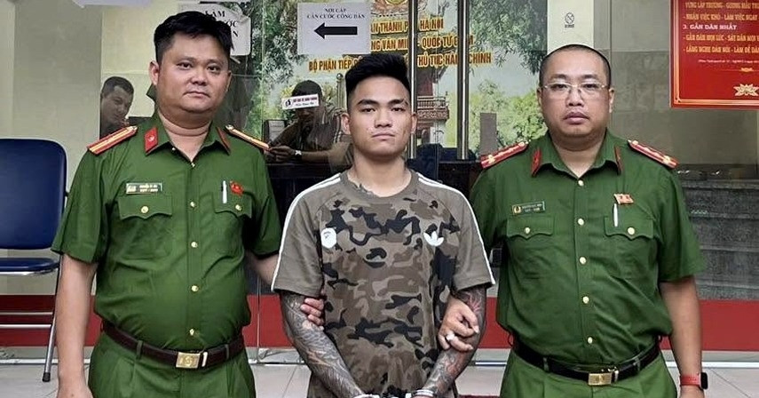 Bắt giữ thanh niên ‘xăm trổ’ vác điếu cày đánh người trên phố ở Hà Nội