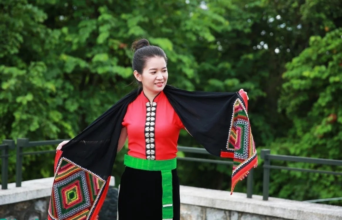 Chiếc khăn Piêu và những câu chuyện được thêu bằng chỉ màu