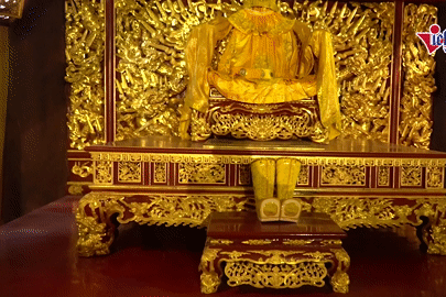 Chính điện dát vàng ở Thanh Hoá hút hàng nghìn du khách mỗi ngày