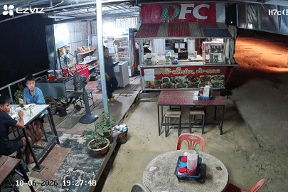 Lốp xe tải bất ngờ nổ như bom trước quán ăn, thực khách bỏ chạy tán loạn