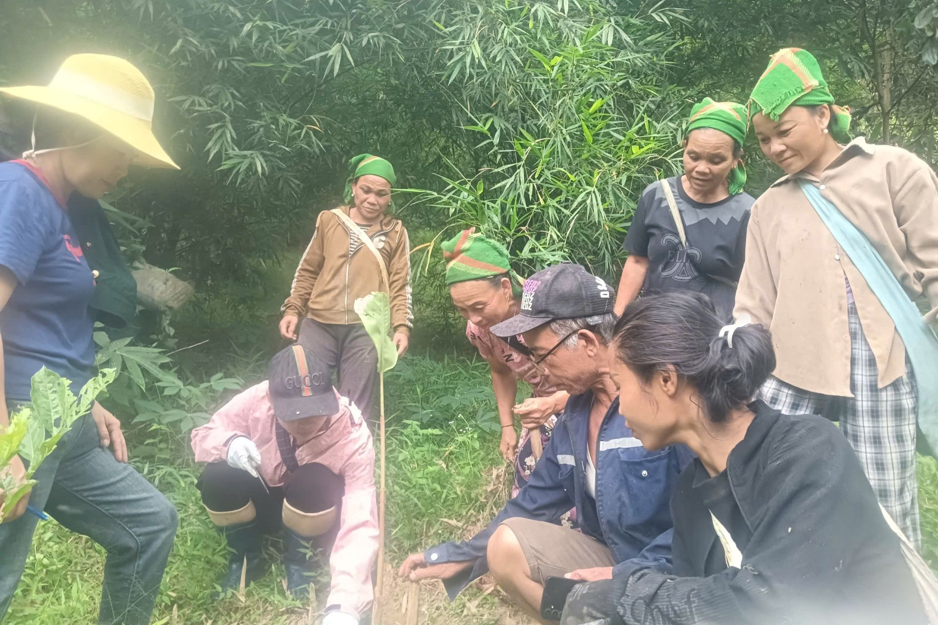 Mang cơm nắm vào bản, cán bộ đưa chính quyền đến tận nhà dân