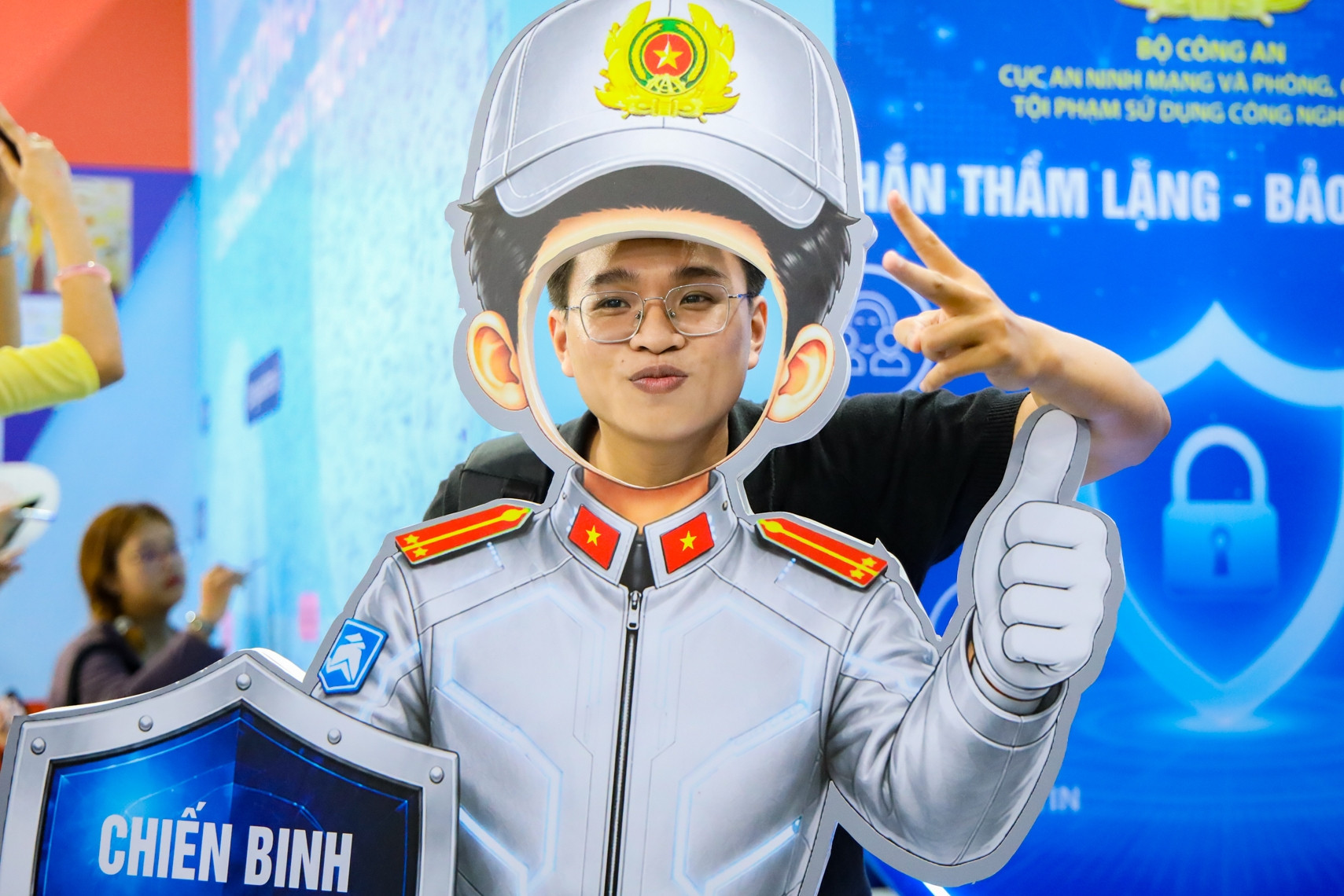Người dân TPHCM xếp hàng thử ‘đóng vai’ chuyên gia an ninh mạng