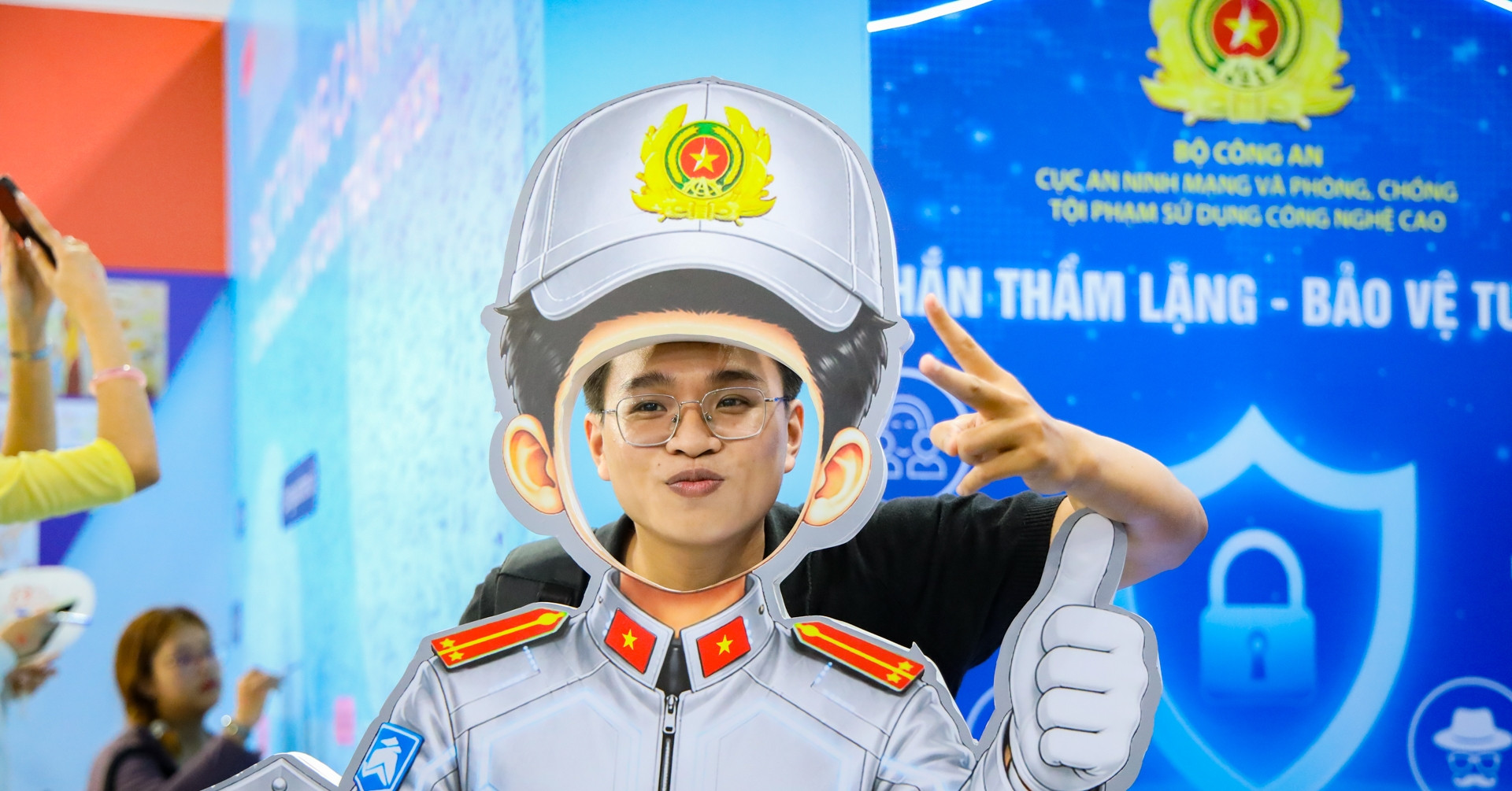 Người dân TPHCM xếp hàng thử ‘đóng vai’ chuyên gia an ninh mạng