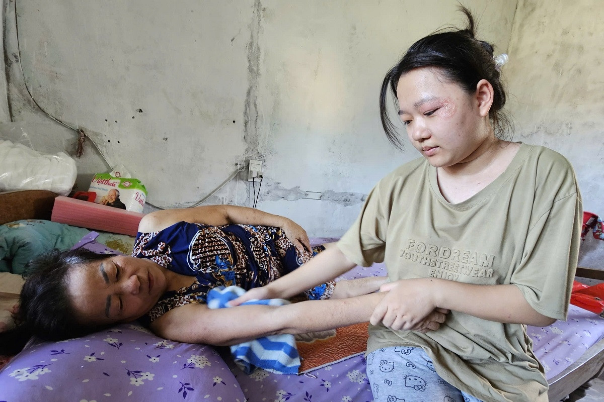 Nữ sinh nghèo Quảng Trị 12 năm chăm mẹ liệt giường, ước mong được tiếp tục học