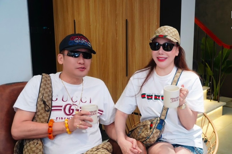 Ông xã hơn 2 tuổi tay trong tay chăm sóc Hồ Quỳnh Hương đi tập nhạc