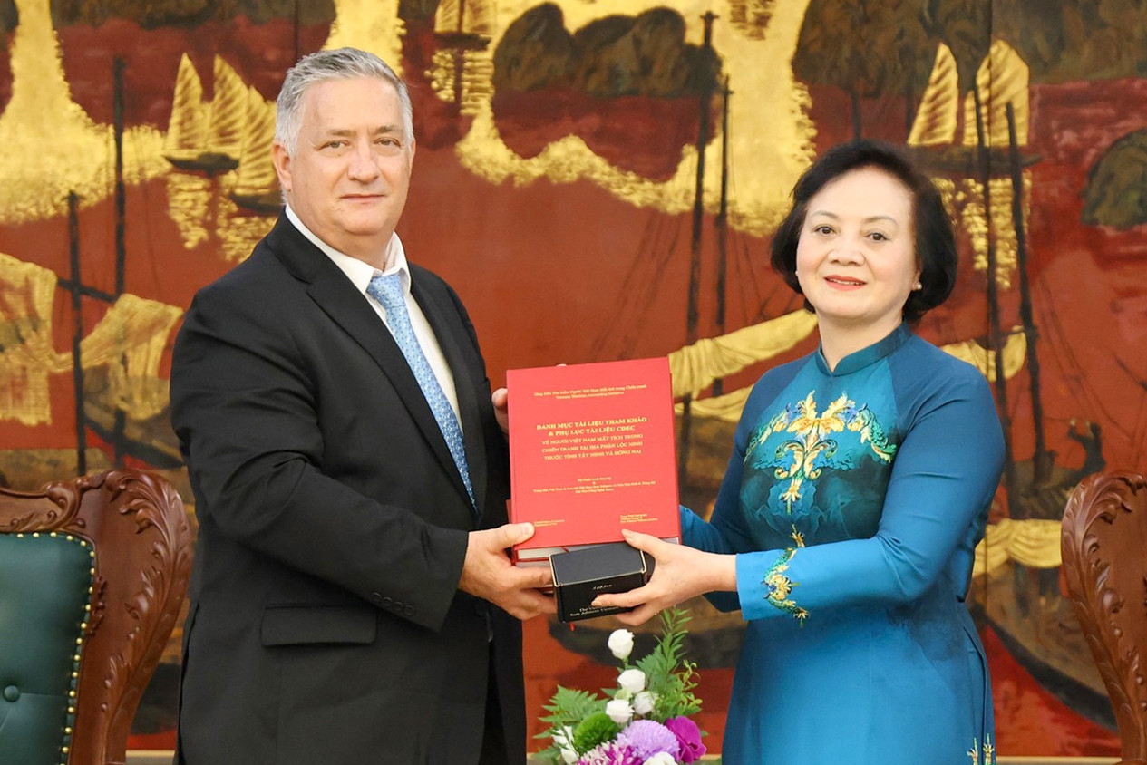 Phó Thủ tướng tiếp nhận tư liệu từ đối tác Mỹ hỗ trợ tìm kiếm hài cốt liệt sĩ